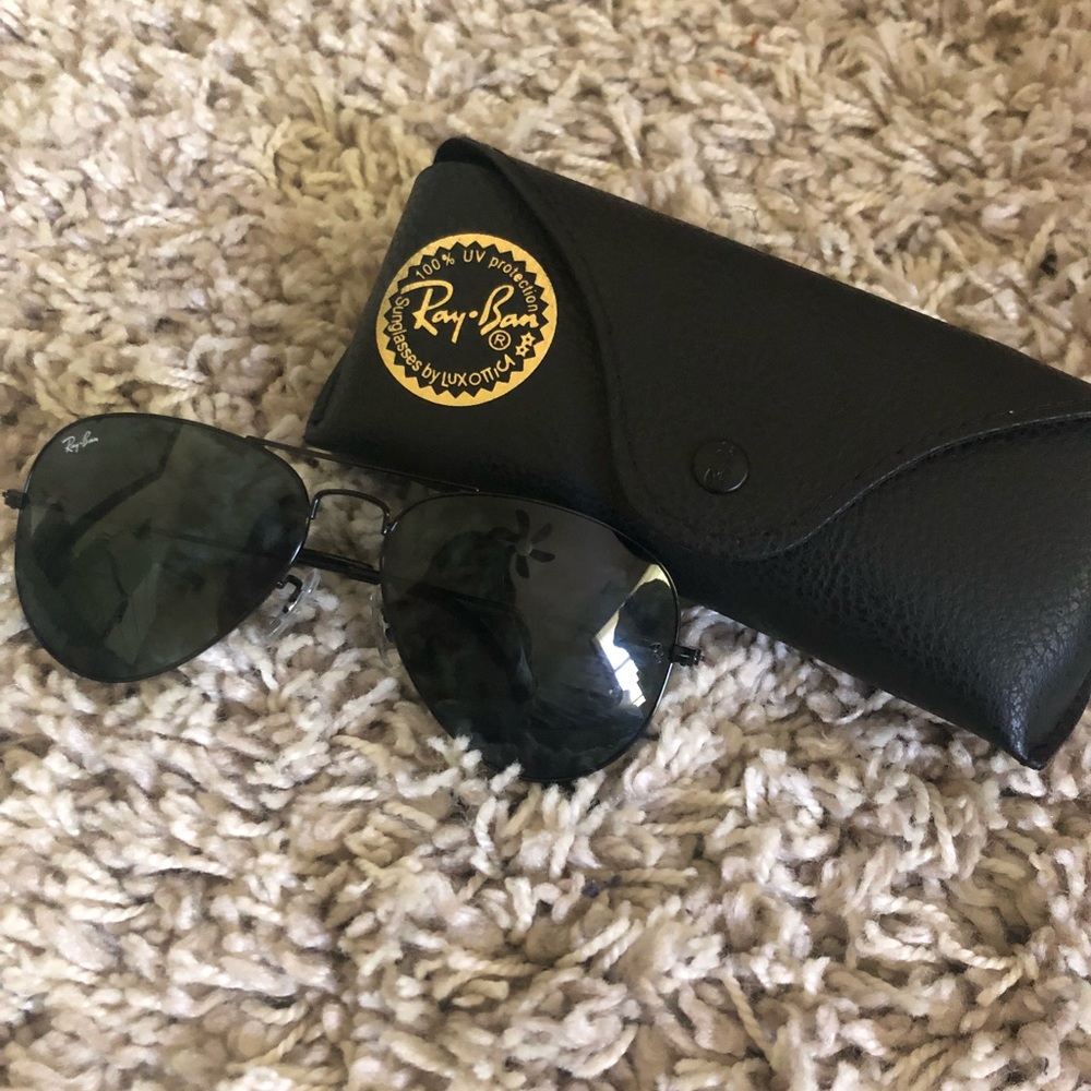 BRAND NEW NEVERWORN all black Rayban aviators